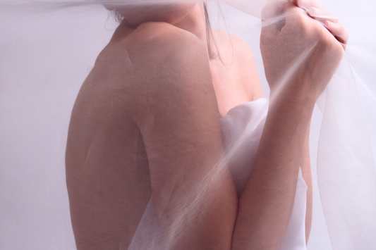Eine Frau ist nur von einem Tuch bedeckt weibliche Lust Libido