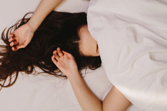 Eine Frau liegt im Bett und schläft