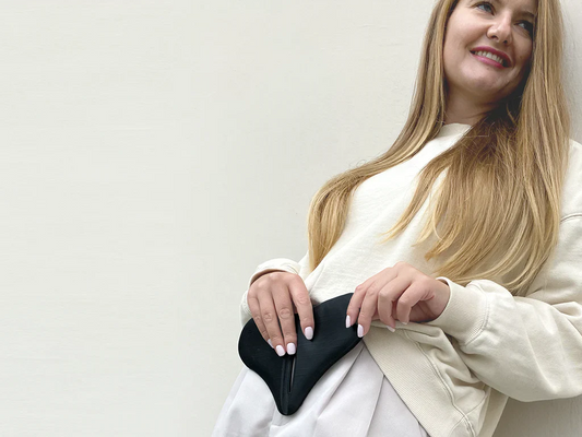 Carina Hader, Gründerin von nayca, mit tragbarem Wärmepad – Interview zu Periodenschmerzen