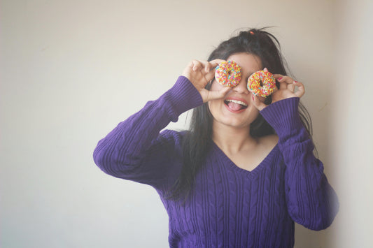 Frau mit Donuts