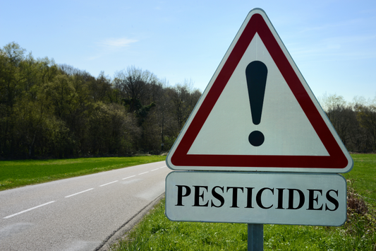 Ein Verkehrsschild warnt vor Pestiziden