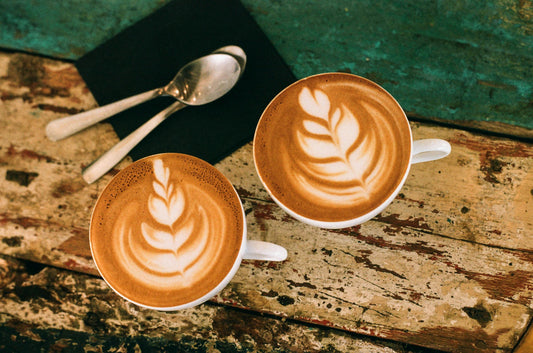Zwei Kaffeetassen Kaffee