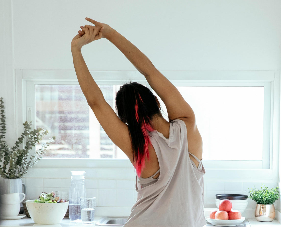 Eine Frau dehnt sich nach dem Workout