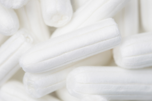 Viele Tampons liegen auf einem Haufen