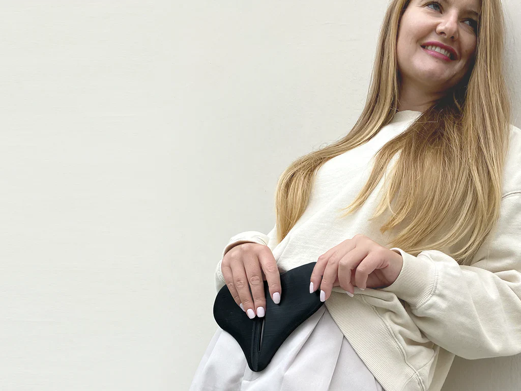 Carina Hader, Gründerin von nayca, mit tragbarem Wärmepad – Interview zu Periodenschmerzen