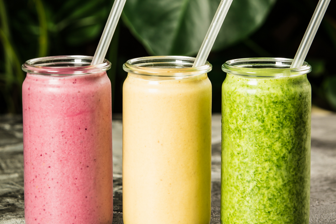 Verschiedene Säfte Smoothies Saftkur stehen nebeneinander