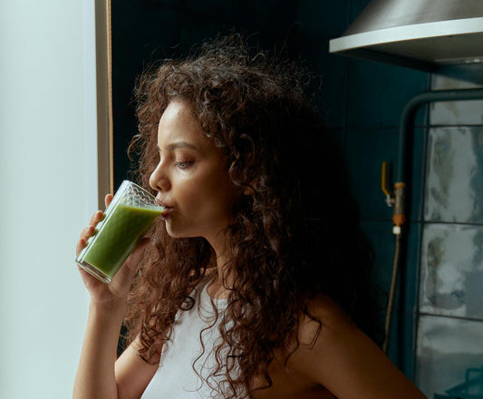 Frau trinkt gesunden Smoothie