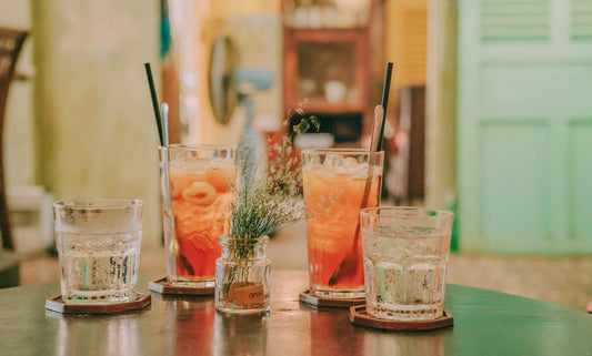 Bunte Drinks oder Getränke stehen auf einem Tisch