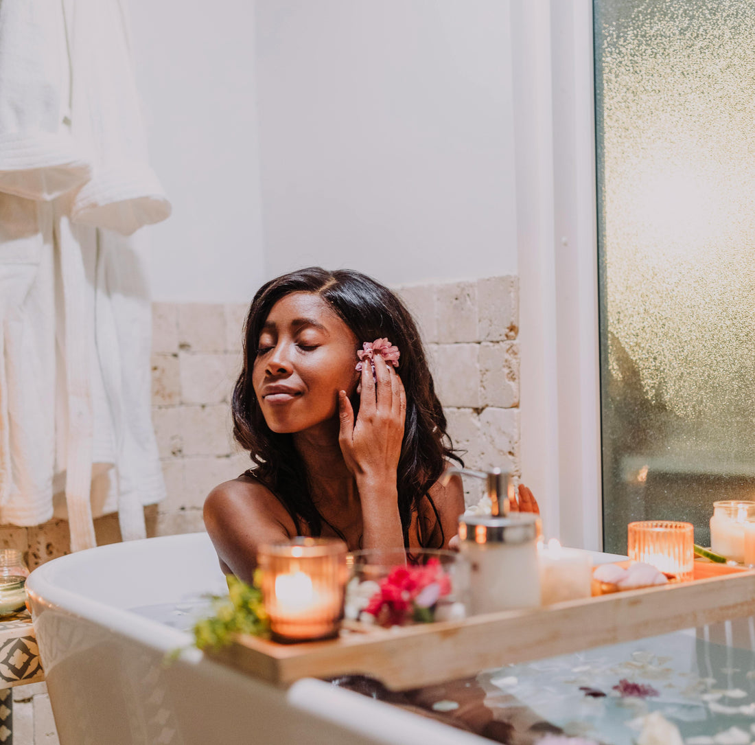 Frau sitzt in der Badewanne Hautpflege Skincare