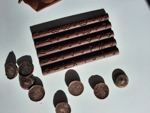 femchoc ausgepackt auf Tisch liegend und daneben Schokoladendrops