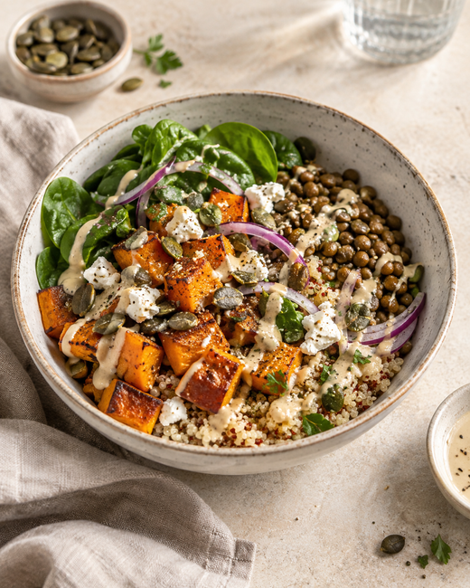 Herbstliche Kürbis-Linsen-Bowl mit Tahini-Dressing